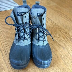 Sperry NWOT Women’s high top quilted boots (never worn) (9M)